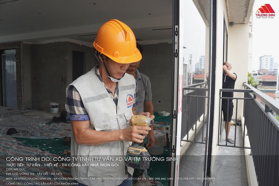 Lắp đặt các phụ kiện của cửa nhôm kính